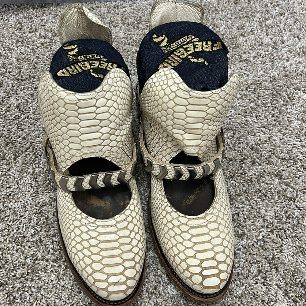 Freebird Blade White Snake Shoes